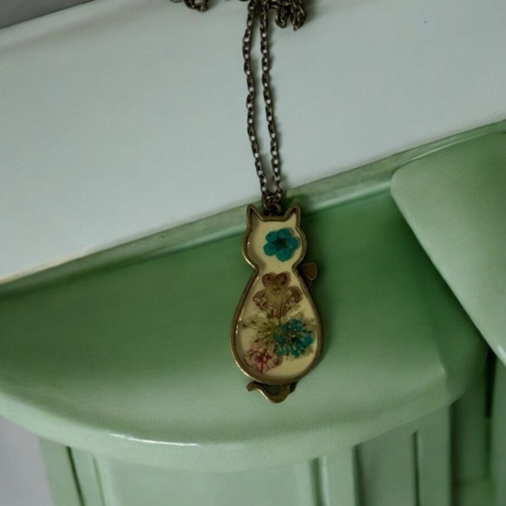 Dried Flower Resin Cat Necklace
